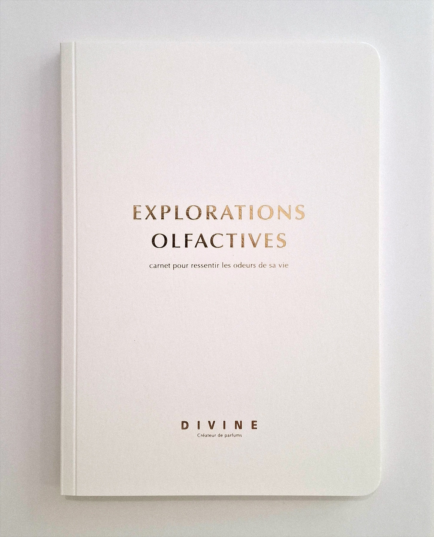 carnet_explorations_olfactives_divine_couverture