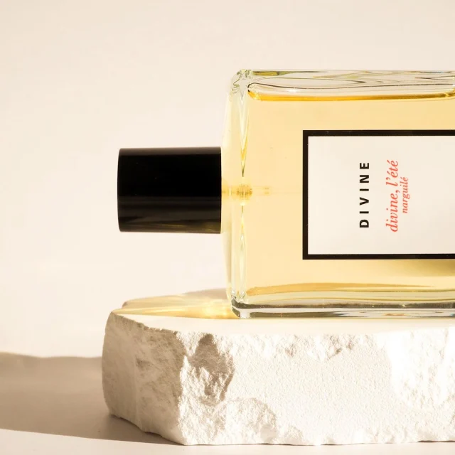 Divine, l'été - Narguilé
Douceur du freesia, de la rose et de la cannelle. Narguilé est un accord charnel d’épices et de bois,
sur un fond de fève tonka, d’absolue de tabac et de patchouli. 
Pour prolonger le soir la douceur de l’été.
.
.
Divine, l’été - narguilé
Parfumeurs : Yvon Mouchel et @serge.deoliveira 
Photo @_happycharly 
.
.
#divineparfums #parfumsdivine #belleparfumerie 
#hauteparfumeriefrançaise #parfumerieengagée