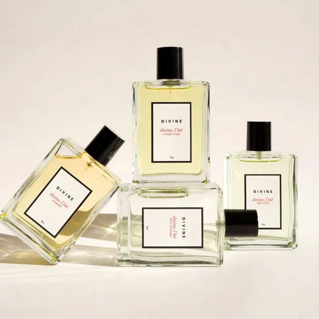 Divine, l'été ☀️
C'est le retour de nos 4 premières éditions estivales. Cet été, retrouvez l'énergie d'Orange rouge, la chaleur de Narguilé, le sourire de Fleur d'orange et la tendresse de Clair d'iris.
.
.
Parfumeurs :
Orange rouge : Yvon Mouchel et @yann_vasnier 
Narguilé : Yvon Mouchel et @serge.deoliveira 
Fleur d'orange : Yvon Mouchel et @yann_vasnier 
Clair d'iris : Yvon Mouchel et @serge.deoliveira
.
Photo @_happycharly