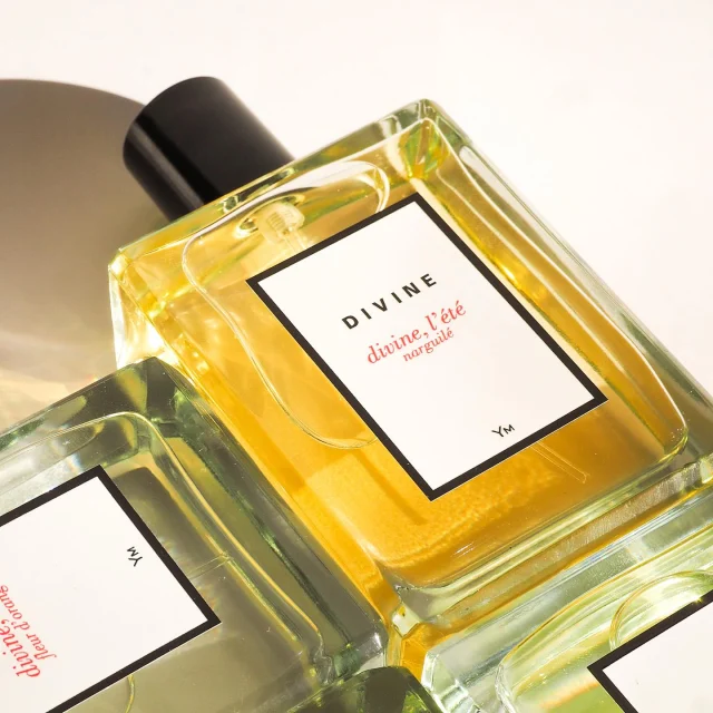 Divine, l'été - Narguilé
Douceur du freesia, de la rose et de la cannelle. Narguilé est un accord charnel d’épices et de bois,
sur un fond de fève tonka, d’absolue de tabac et de patchouli. 

.
.
Divine, l’été - narguilé
Parfumeurs : Yvon Mouchel et @serge.deoliveira 
Photo @_happycharly 
.
.
#divineparfums #parfumsdivine #belleparfumerie 
#hauteparfumeriefrançaise #parfumerieengagée