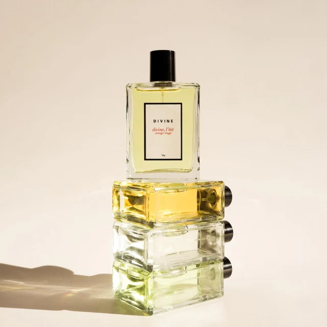 D i v i n e ,  l’ é t é ☀️
Orange rouge
Envolée d’hespérides - mandarine, orange amère, orange sanguine. Energie fraiche du gingembre et de la menthe poivrée.
Orange rouge est un bouquet de vitamines et d’épices, souligné par la fleur d’oranger, le patchouli et le ciste.
.
.
Divine, l’été - Orange Rouge 
Parfumeurs : Yvon Mouchel et @yannvasnier
Photo @_happycharly 
.
#divineparfums #parfumsdivine #belleparfumerie #hauteparfumeriefrançaise  #parfumerieengagée