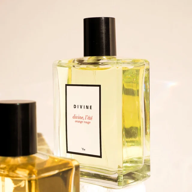 D i v i n e ,  l’ é t é ☀️
Orange rouge
Envolée d’hespérides - mandarine, orange amère, orange sanguine. Energie fraiche du gingembre et de la menthe poivrée.
Orange rouge est un bouquet de vitamines et d’épices, souligné par la fleur d’oranger, le patchouli et le ciste.
.
.
Divine, l’été - Orange Rouge 
Parfumeurs : Yvon Mouchel et @yannvasnier
Photo @_happycharly 
.
#divineparfums #parfumsdivine #belleparfumerie #hauteparfumeriefrançaise  #parfumerieengagée