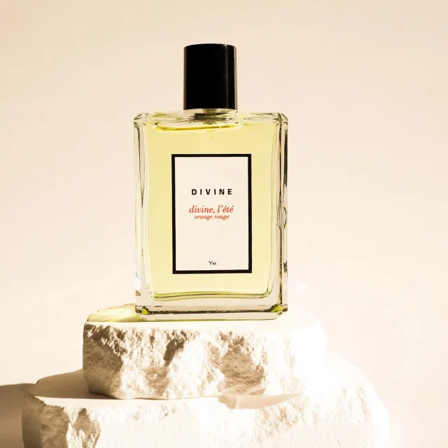 D i v i n e ,  l’ é t é ☀️
Orange rouge
Envolée d’hespérides - mandarine, orange amère, orange sanguine. Energie fraiche du gingembre et de la menthe poivrée.
Orange rouge est un bouquet de vitamines et d’épices, souligné par la fleur d’oranger, le patchouli et le ciste.
.
.
Divine, l’été - Orange Rouge 
Parfumeurs : Yvon Mouchel et @yannvasnier
Photo @_happycharly 
.
#divineparfums #parfumsdivine #belleparfumerie #hauteparfumeriefrançaise  #parfumerieengagée